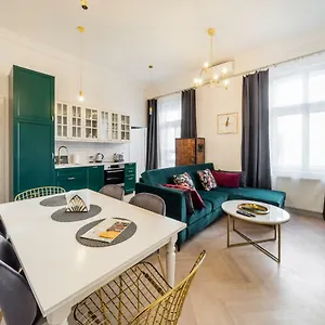 apartament-deluxe-old-town-sw-krzyza-wawelofts.krakowhotelspoland.com/